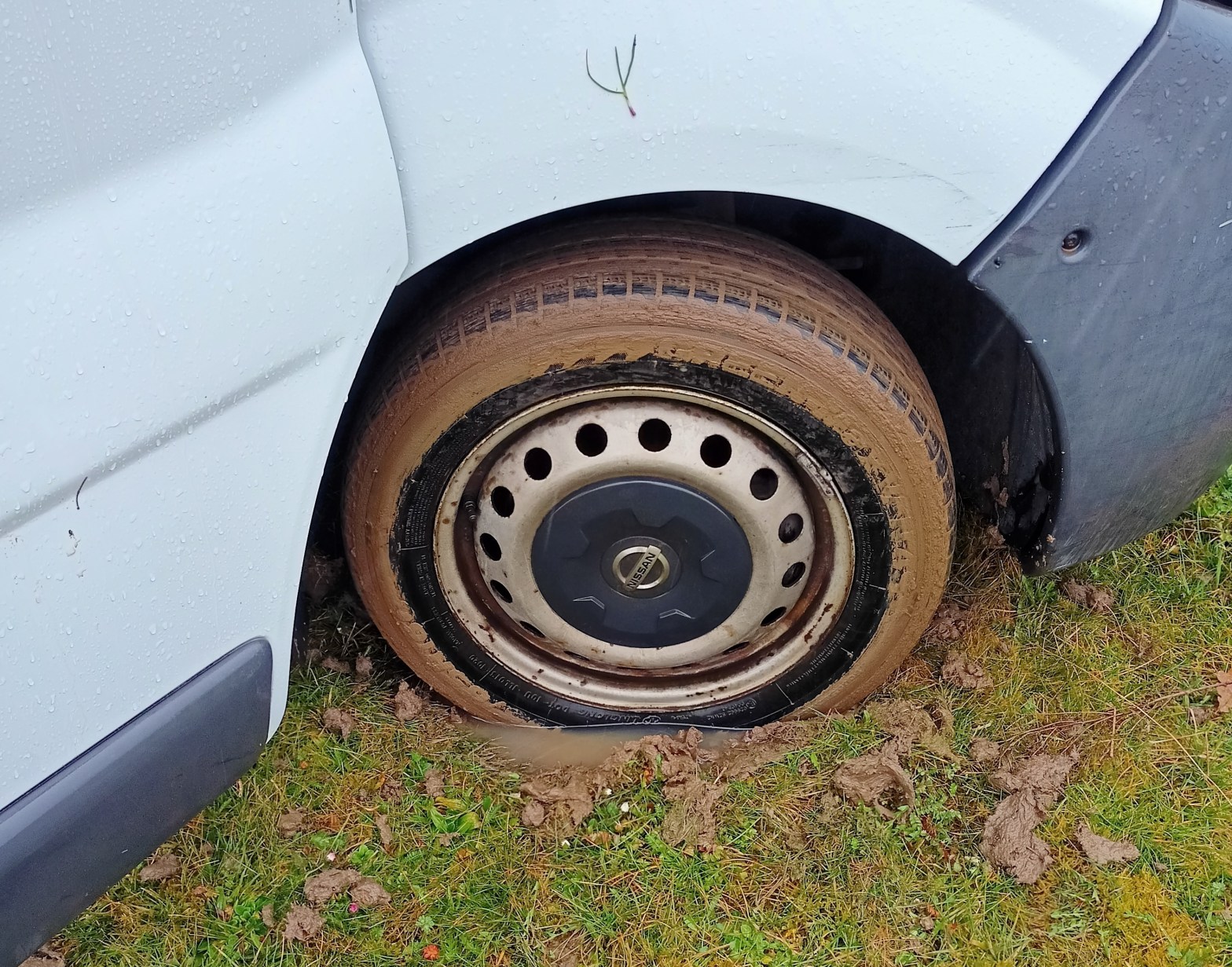 Mein rechter Reifen im Lehm versunken
